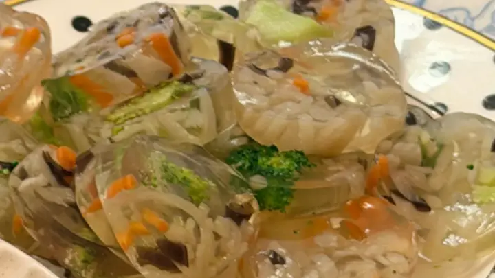 清透如玉入口即化，蔬菜猪皮熬出极致清凉风味