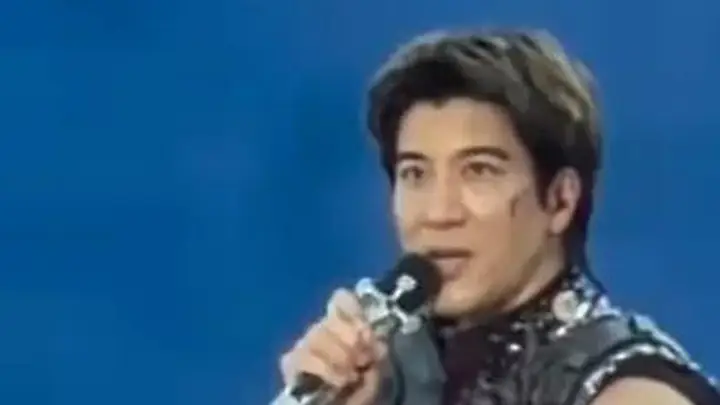 王力宏演唱会突然摔倒，脸部受伤流血