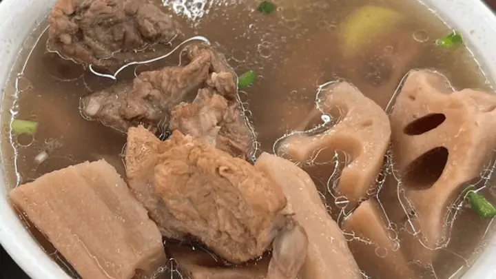 洪湖藕汤,粉糯莲藕炖出温润鲜甜的一锅汤