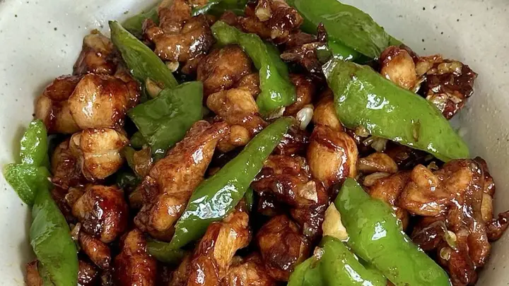 青椒炒鸡腿肉：十分钟出锅的下饭神器