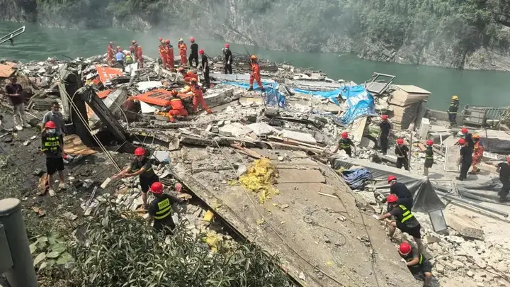 重庆山体垮塌已救出8人 网格员提前预警转移群众时发生滑坡