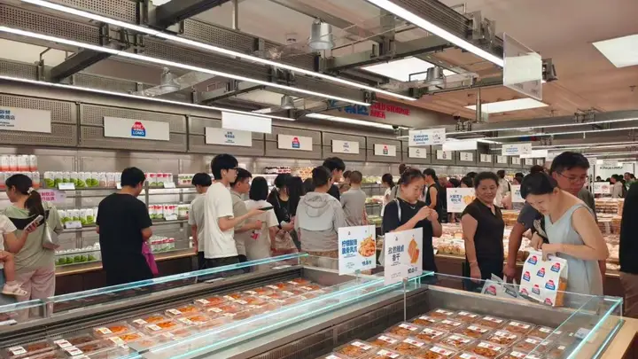 量贩零食内卷加剧 新鲜零食爆发式增长谁主沉浮?