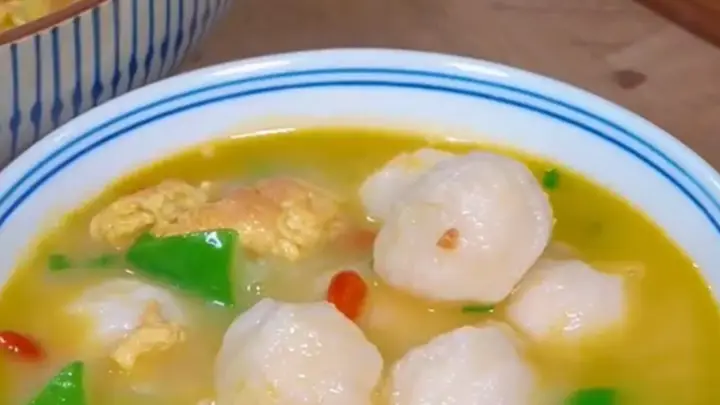 丝瓜轻煮鱼丸后放,把控火候汤色清亮味鲜