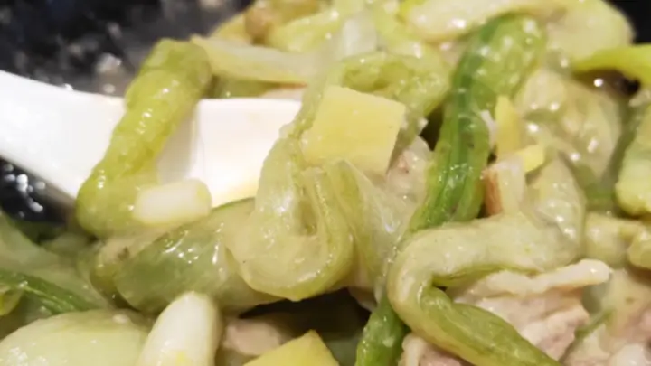 芋苗煲拌饭:软烂滑润咸香入味,农家风味一绝