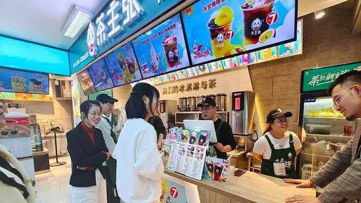 奶茶店集体卖冰淇淋定价比奶茶贵 专家揭露热销背后的存量博弈逻辑
