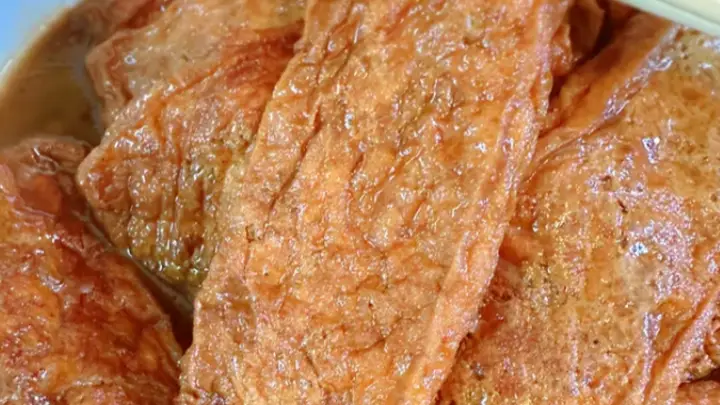 卤味摊素卤招牌豆腐干,紧实绵韧诠释赣南市井烟火