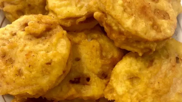 薄藕夹肉裹蛋糊油炸,脆壳清甜肉馅多汁层次丰富