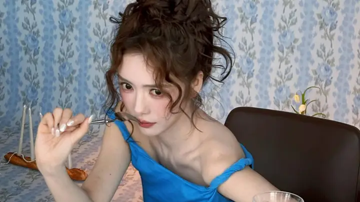 蔡文静穿一字肩上衣身材纤细 卷发造型优雅好明媚