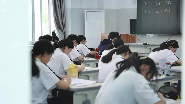 高考人数连降 2 年，今年少 45 万！为何说 “卷” 才刚开始？