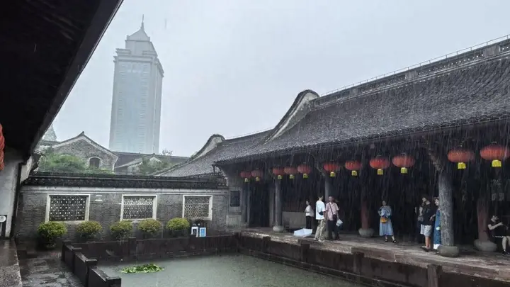 决定延迟关门1小时，浙江这位景区保安火了