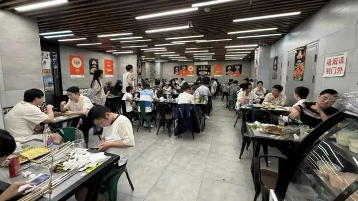 晚上七八点爽吃到凌晨!斜土路上这家烧烤配冰啤,才是夏天真正的“续命局”!