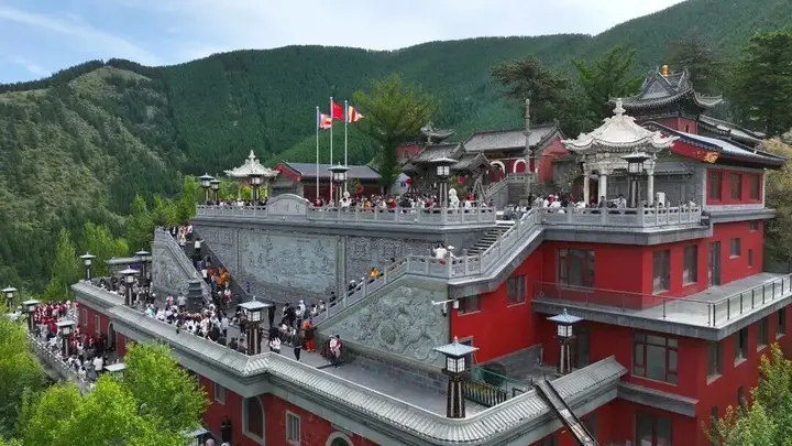 “好风光”与“烟火气”完美融合！五台山黛螺顶迎来暑期旅游高峰