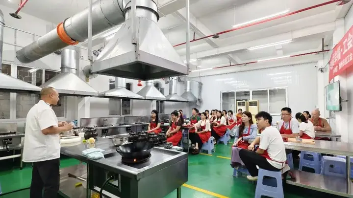 润养入膳,广式炖汤技艺进职工公益课堂