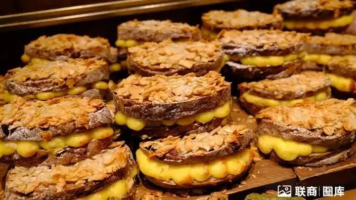 烘焙一年关掉超8万家，桃李鲍师傅们被迫“开餐厅”