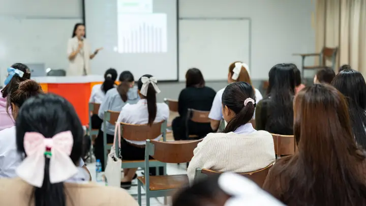 被困在投诉中的教师们:抱臂叉腰有被投诉的风险,“自证清白”至少需要六七个小时
