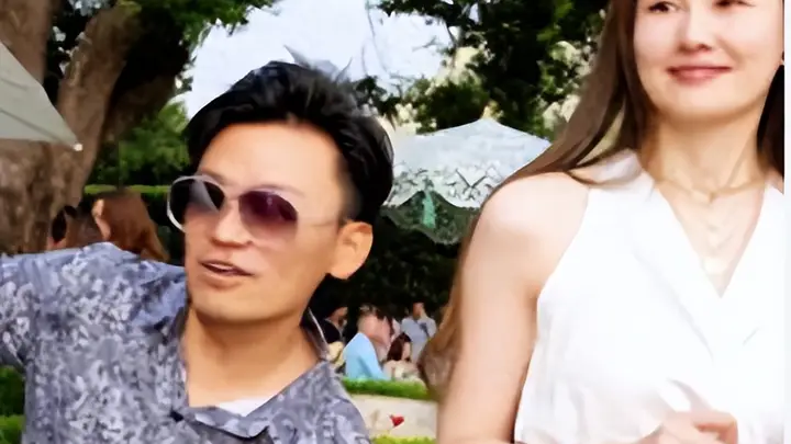 王宝强带女友冯清,在山东参加婚礼,看女友的眼神太暧昧了
