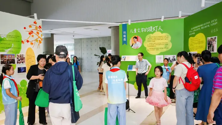 在这场特展,读懂上海儿童文学的黄金 40 年