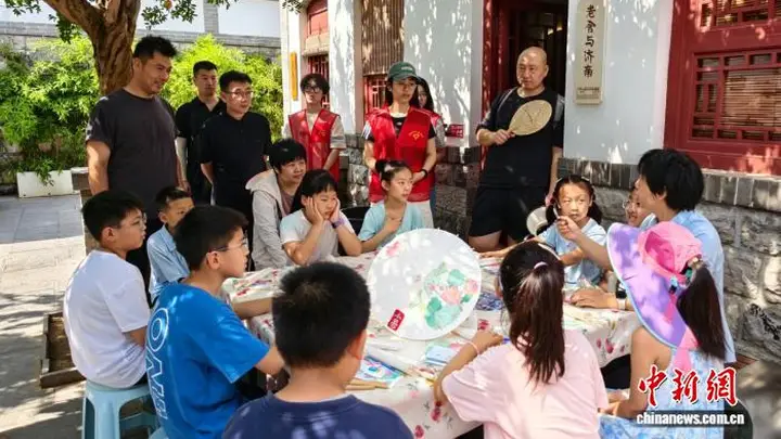 (文化中国行)“跟着作家去旅行” 中国暑期游渐兴多元文化路径