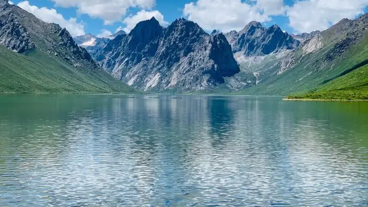 青海果洛:择机依法依规有序开放年保玉则