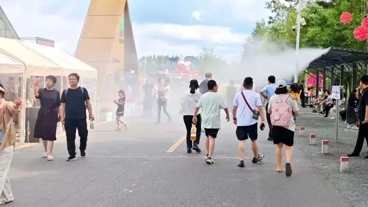 闫家岗稻田艺术农场夏季清凉游全面升级,乘凉喷淋、喷雾设备、啤酒畅饮、机甲表演等活动等你来体验