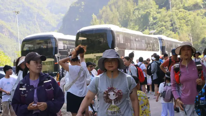 明中乡徒步活动激活乡村经济
