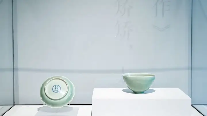 黄浦江畔明清瓷与当代玻璃对话展亮相上海久事美术馆