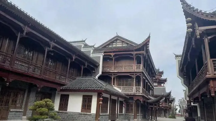 50亿砸出的空心古镇：当“旅游热”遇上“地产冷”