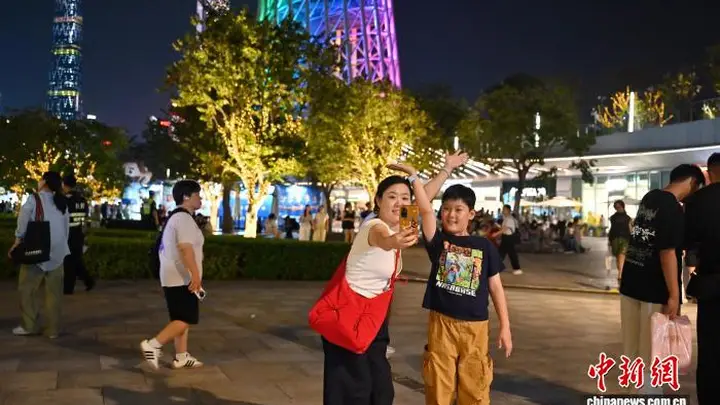 广州塔灯光璀璨成广州暑期热门打卡地