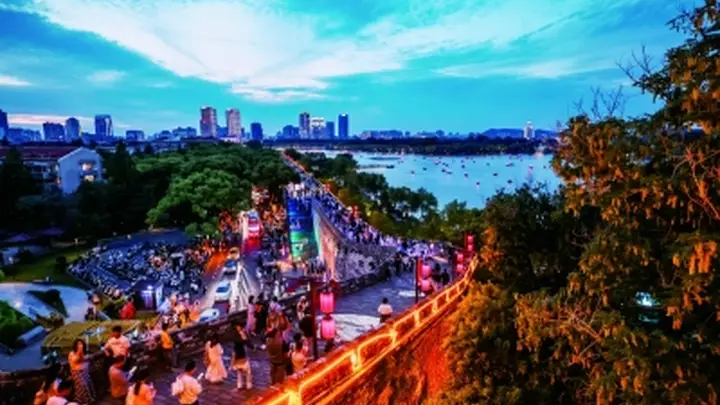 7月起南京夜经济焕新 景区街区夜间游乐项目启幕