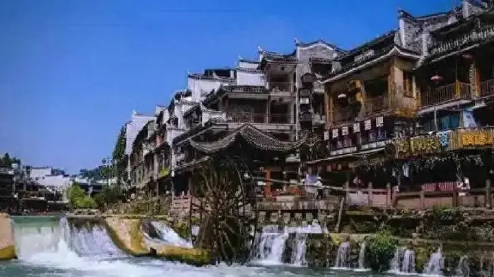 10月16日19:00凤凰古城沱江风光带将启幕“边城生活体验计划” 邀游客探访本地手艺与日常烟火