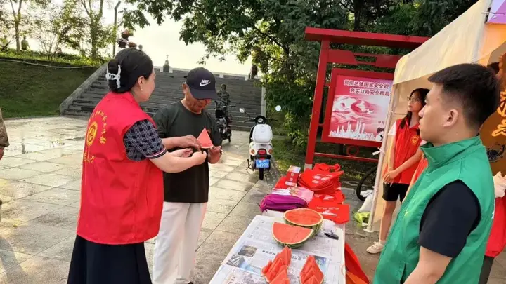 宠客护游 志愿微光点亮林都夏日旅游盛景