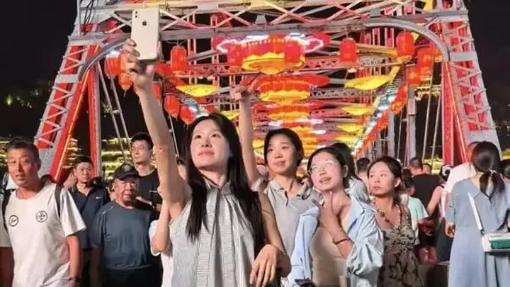 6月15日 兰州大众巷新光夜市启幕 开启金城夏夜烟火之旅