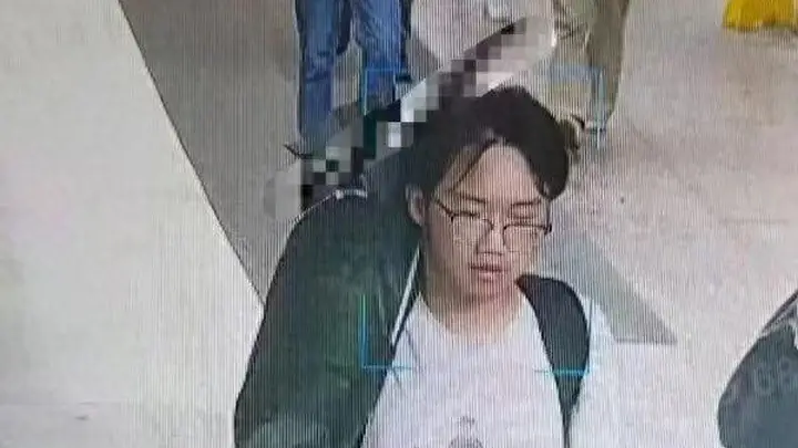 20岁大学生登山失联92天，穿雨衣坐在山路边成最后画面，父母悬赏3万元求线索