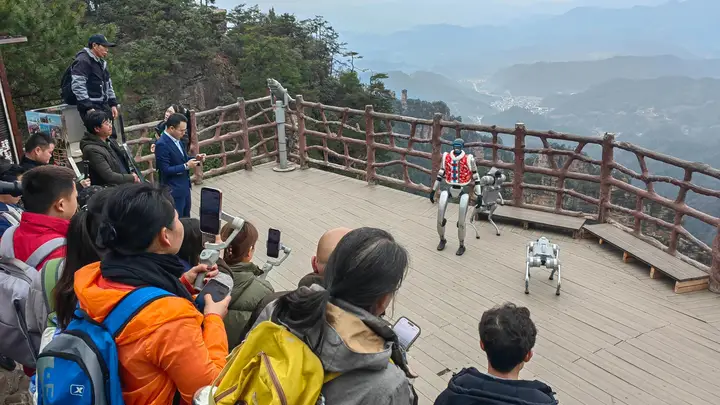 寒心!匈牙利留学生大闹张家界网暴员工,景区不分对错道歉且退费
