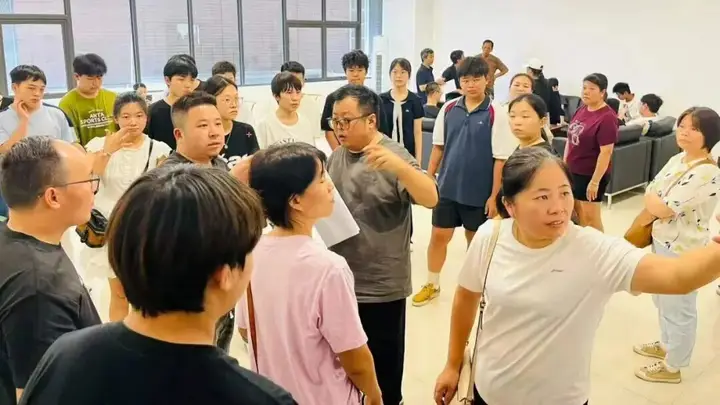 格力技校计划招生300人，报名人数却超8000人，已提前关闭报名通道；董明珠担任学校校长，学费为9000元至15000元/年