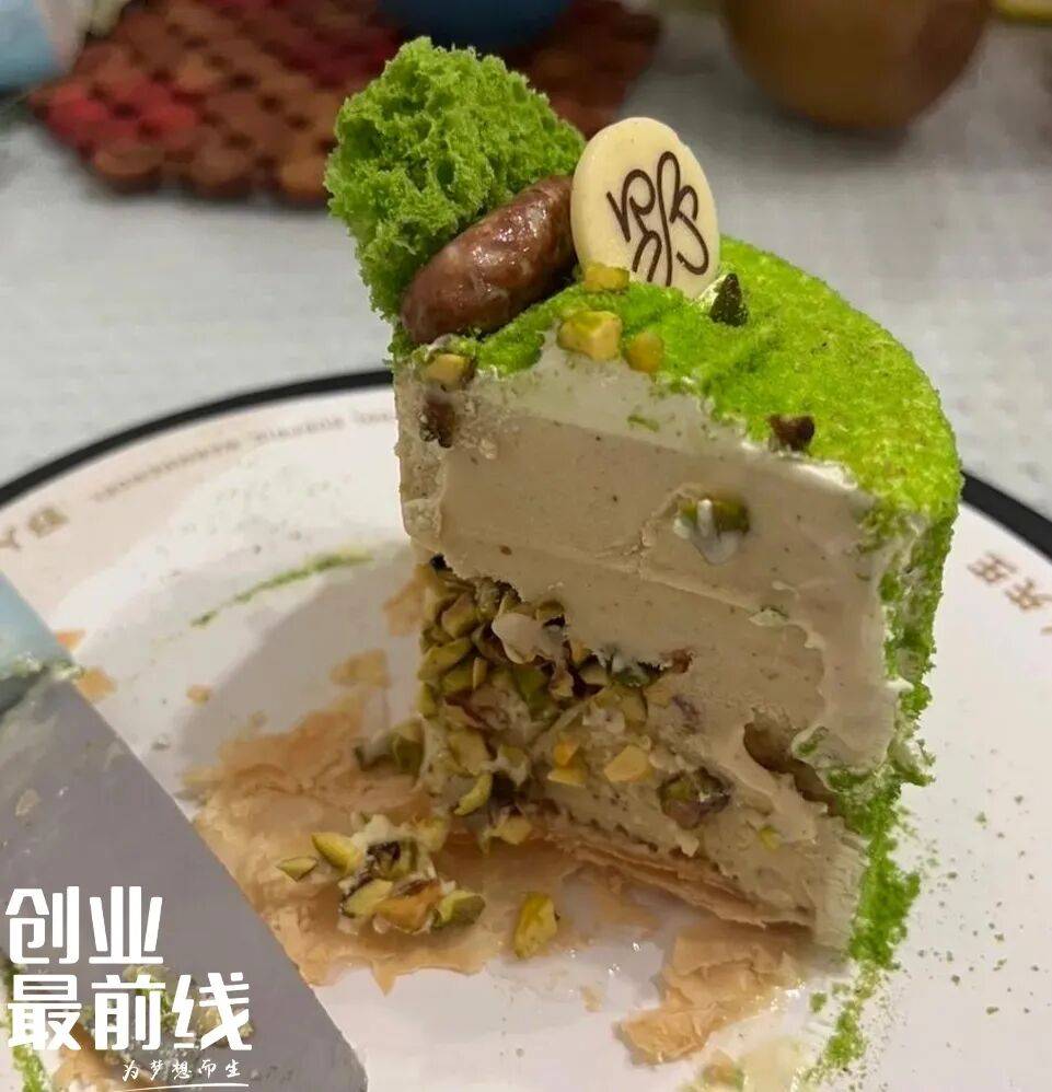 被新茶饮围攻的野人先生，用蛋糕冰淇淋“救火”