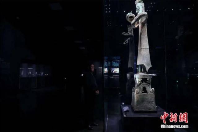 三星堆青铜立人像，为何在全球“独一无二”？