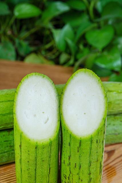 丝瓜大量上市！提醒：3种病患不可多吃，夏天正吃丝瓜时牢记禁忌