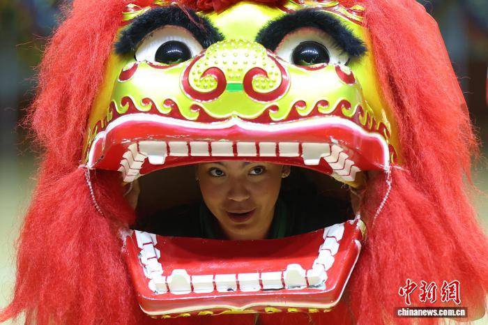 海外青年走进南京农业大学舞龙舞狮体验中国传统文化