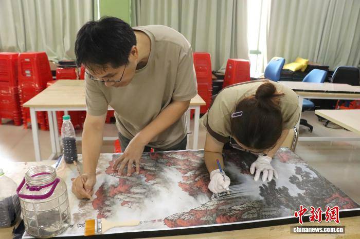 “粮”辰美景入画来 探访江西南昌粮食画制作技艺非遗工坊