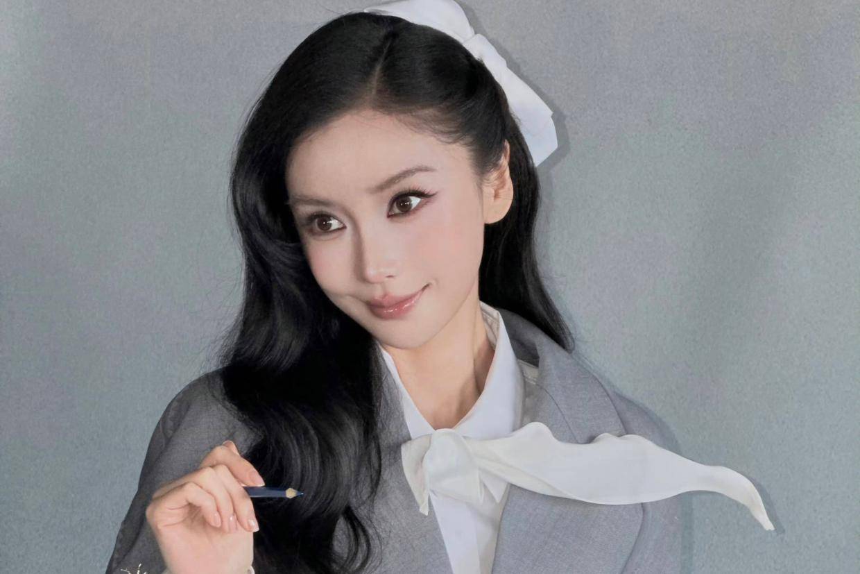 Angelababy穿灰西装配白蝴蝶结 甜酷学院风清爽亮眼