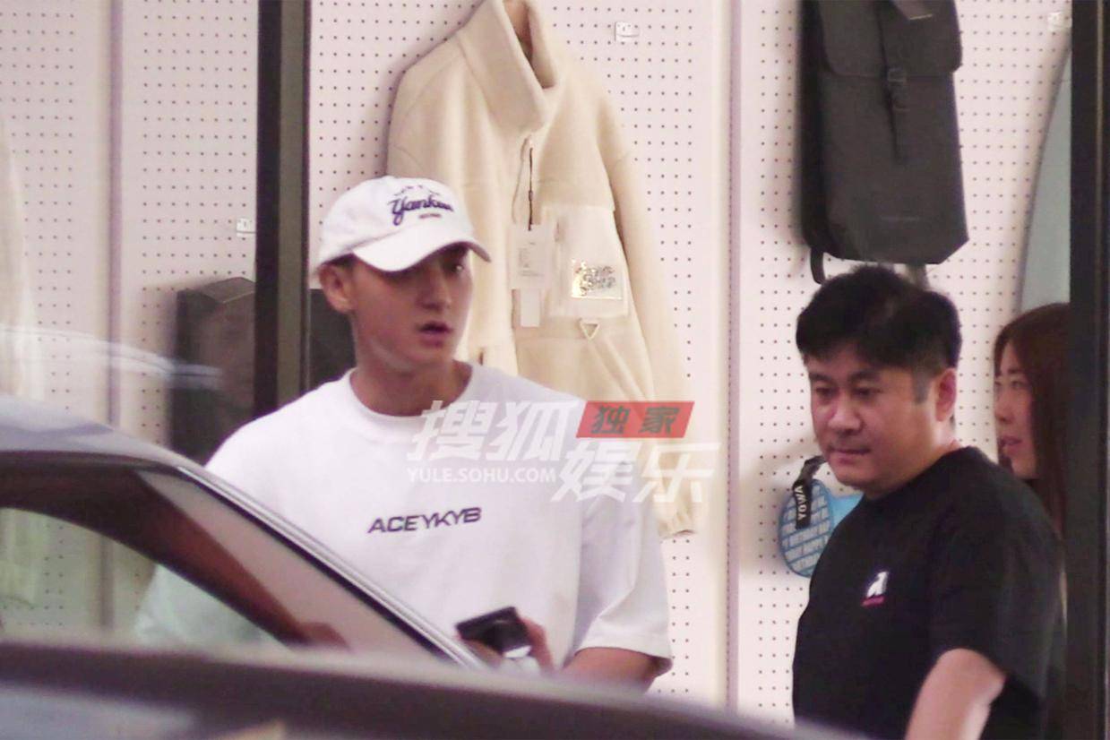 黄子韬徐艺洋下班后分头行动 默契沟通放松自在