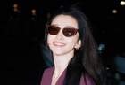 李冰冰穿紫红色连衣裙妆容清淡 神态从容自带松弛质感