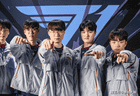 T1爆冷被G2淘汰，faker起身狠掐自己脖子，原来这不是梦