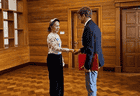 昂山素季被拘禁后首次公开露面 会见红十字会代表