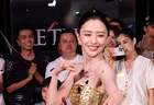 43岁佟丽娅晒生日照，从金色女神到优雅黑天鹅，状态绝佳