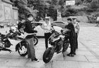 露营避暑赴山景 交警护航保平安