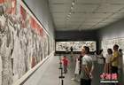 四川成都：“走出巴颜喀拉——李伯安艺术展”吸引参观者