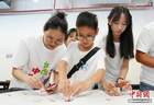 “妈妈的故乡”夏令营开营 华裔青少年体验汉字篆刻