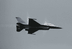 汉光42号演习启幕首日 台军嘉义基地F-16战机降落偏离跑道
